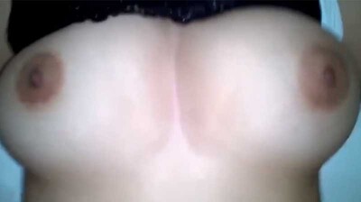 爆乳人妻双球狂插淫语不断 前后夹击乳摇啪啪作响