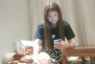 纯欲少妇主动扒开蕾丝内裤揉弄蜜穴 白嫩美乳上下摆动吞吐巨根 骚穴湿滑淫语不断吞精伺候