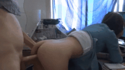 办公室偷情！男友电脑桌前后入狂插蜜桃臀 娇喘呻吟不断求饶