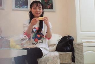 约操骚熟女伸进内裤摸穴床上舔屌口交.