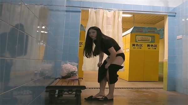 偷拍内部流出！水上乐园更衣室实拍，湿身美女浴室真空换衣沐浴无码首发