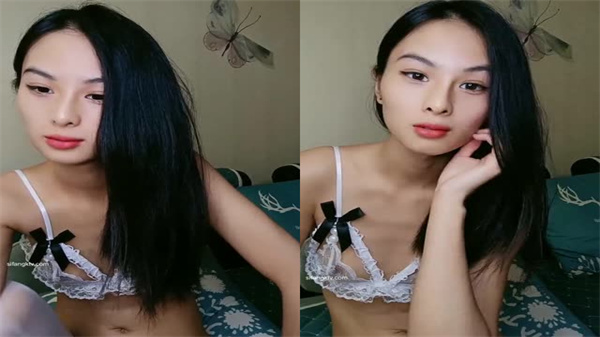 白丝贫乳痴女为狼友激情口交伺候，骑乘上位猛操高潮喷涌！